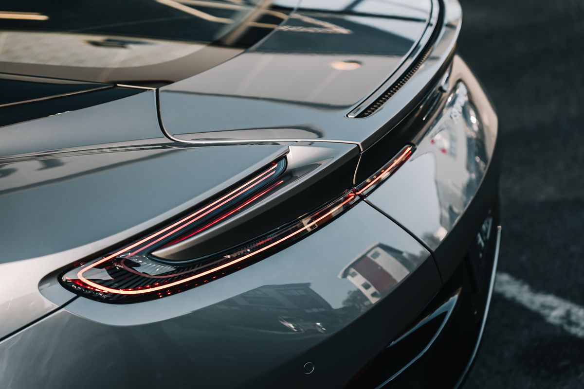 ASTON MARTIN DB11 AMR V12