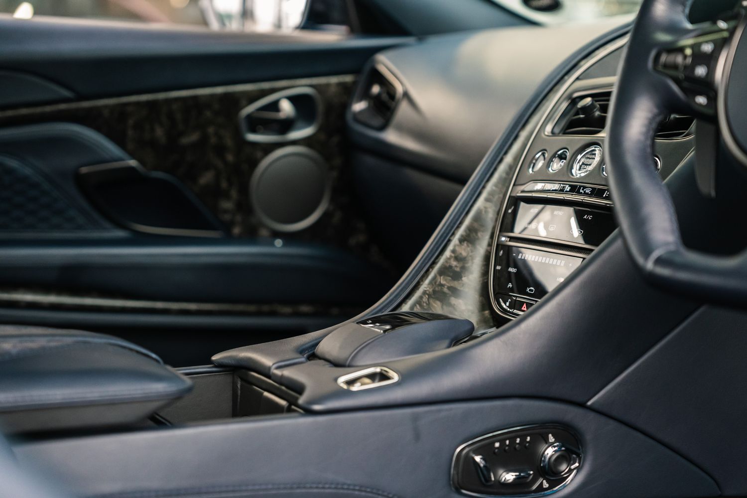 Aston Martin DBS Superleggera DBS SUPERLEGGERA V12 AUTO