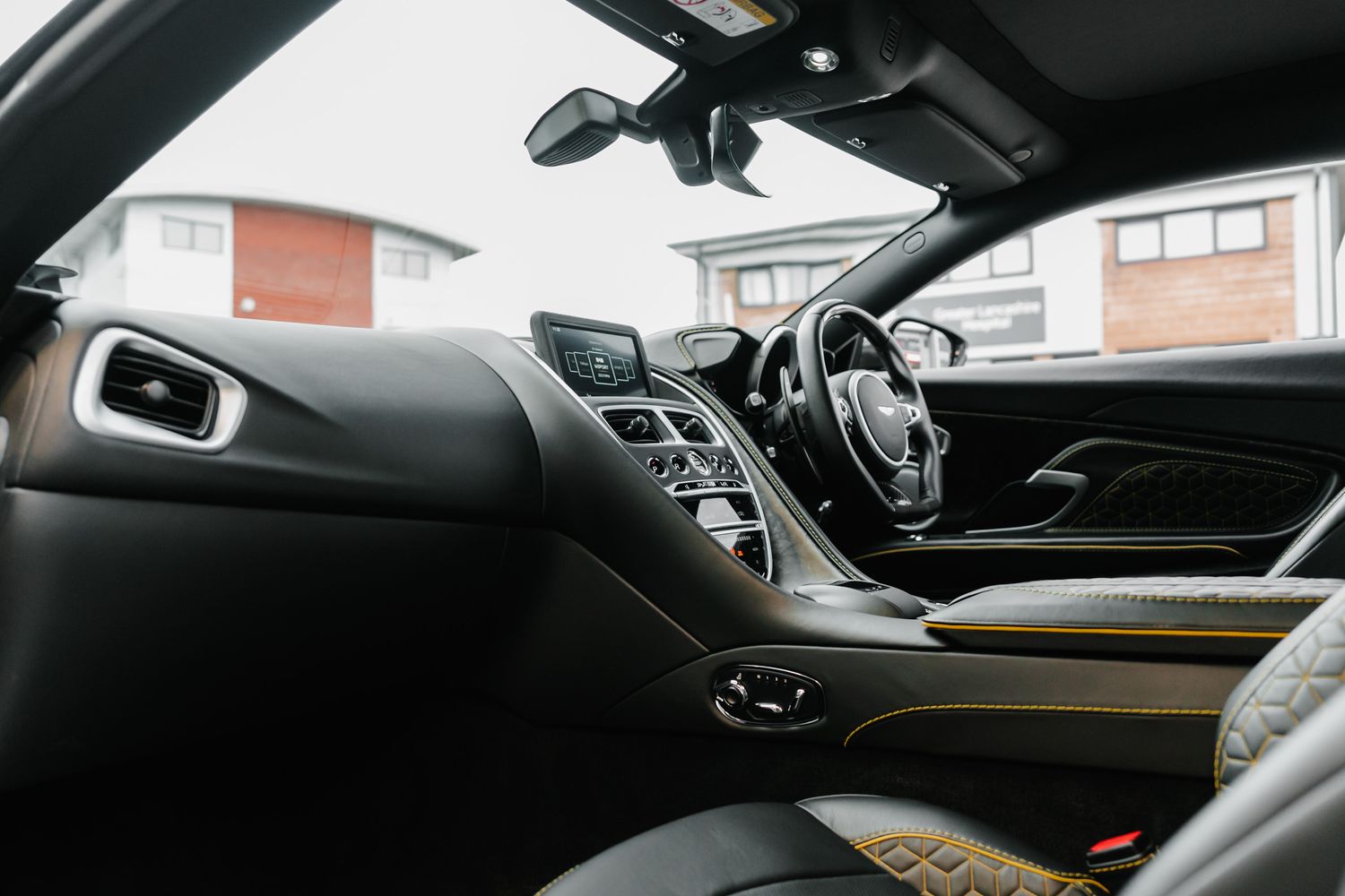 Aston Martin DBS Superleggera Auto