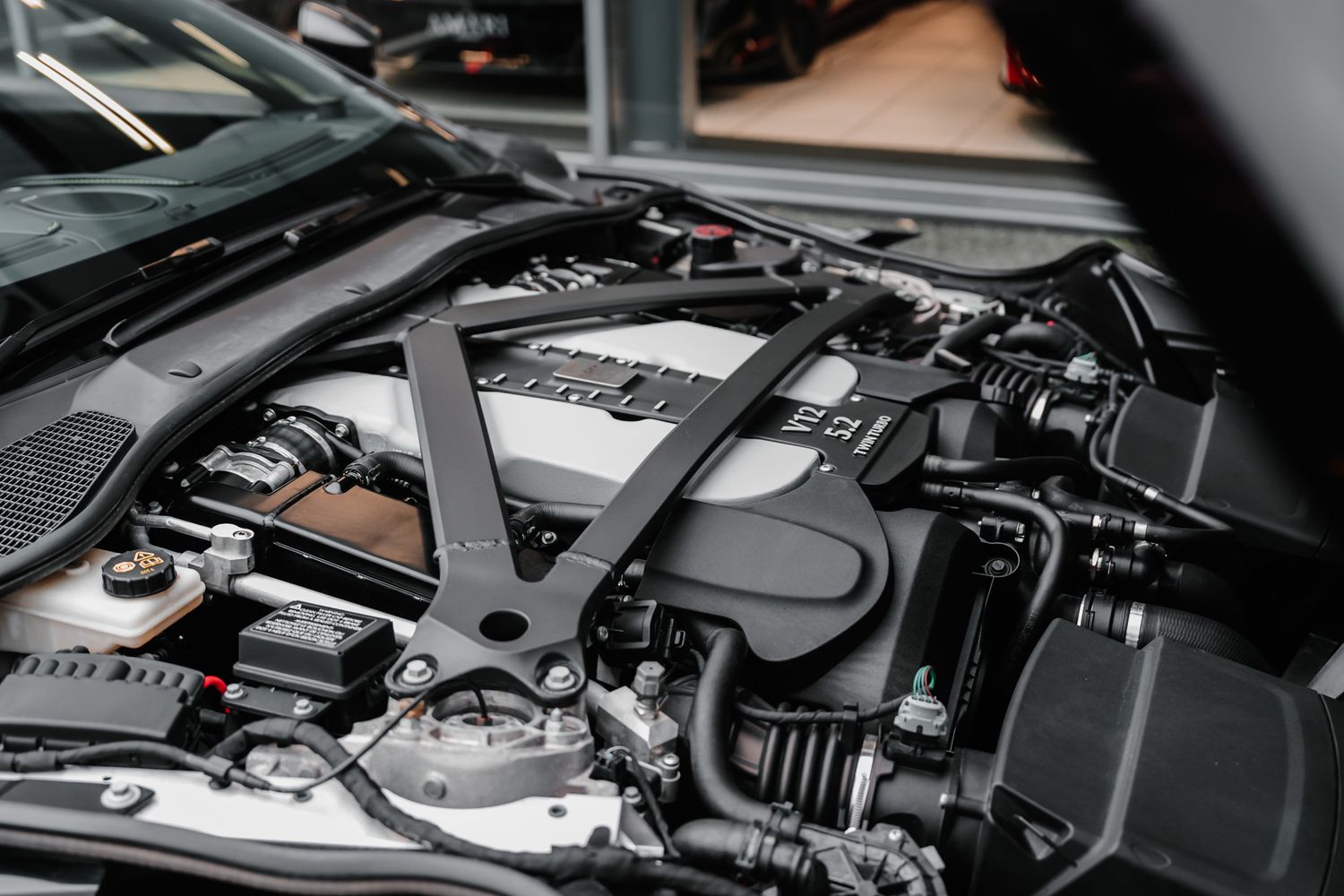 Aston Martin DBS Superleggera Auto