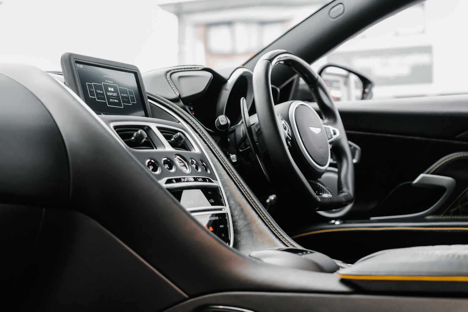 Aston Martin DBS Superleggera Auto