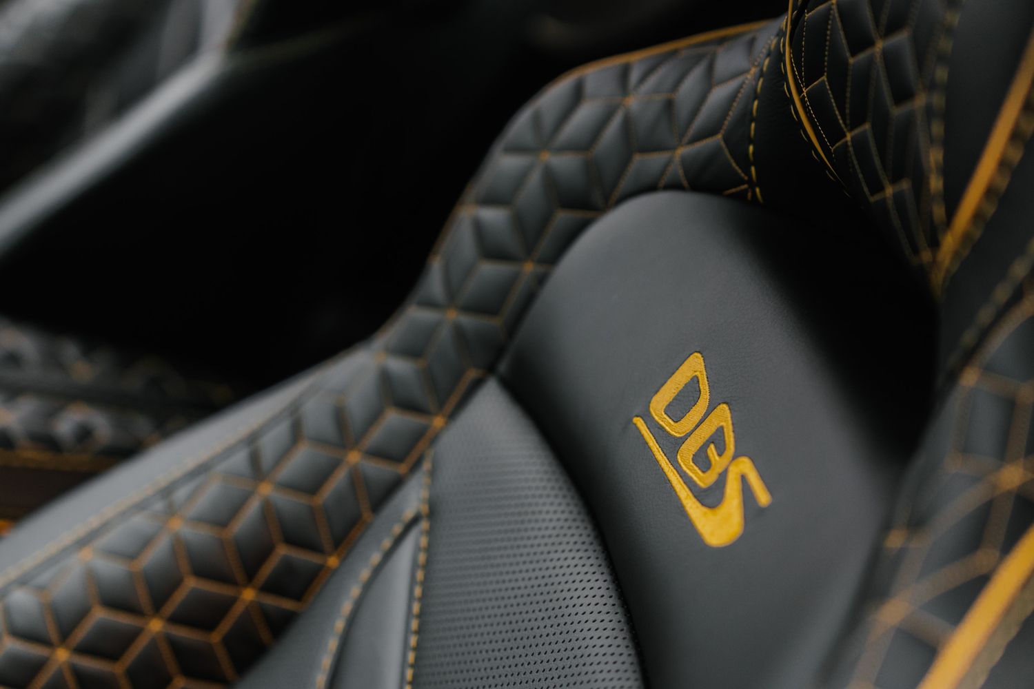 Aston Martin DBS Superleggera Auto