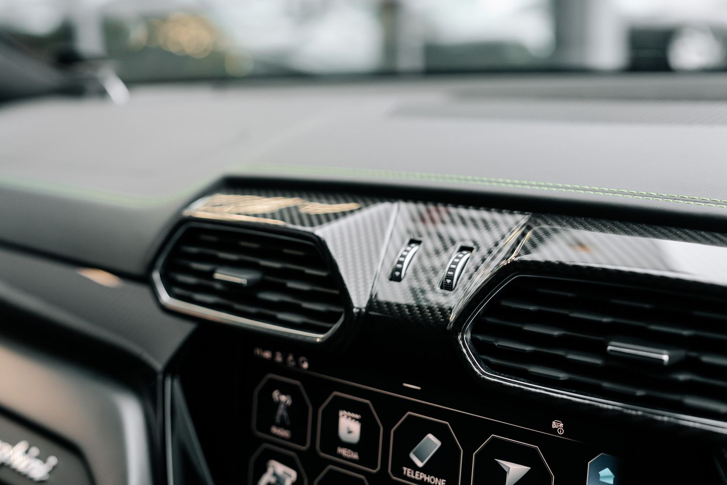 Lamborghini Urus V8