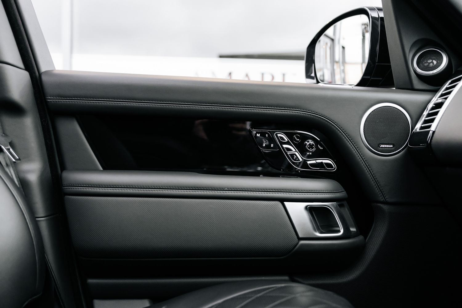 Land Rover Range Rover SVAutobiography Range Rover SV Autobiography Dynamic Black Auto