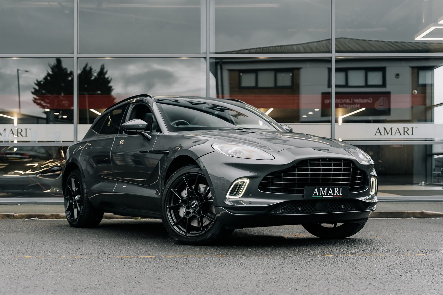 Aston Martin DBX V8