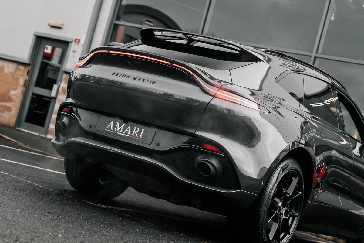 Aston Martin DBX V8