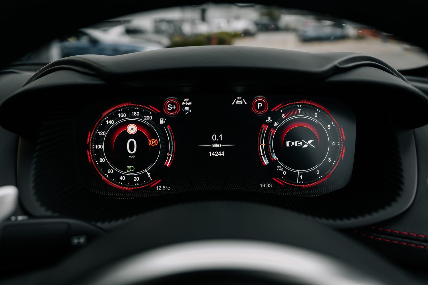 Aston Martin DBX V8