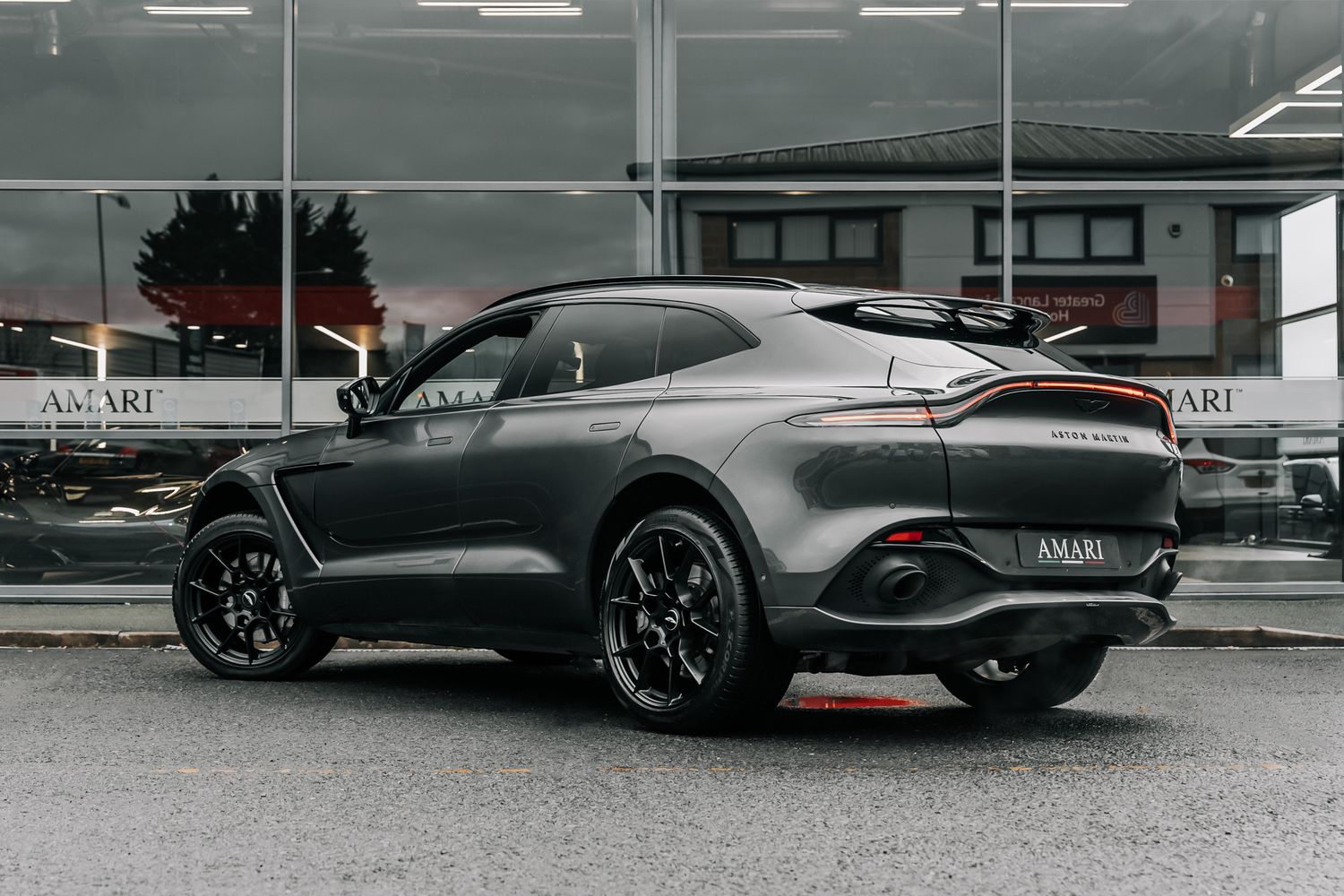 Aston Martin DBX V8