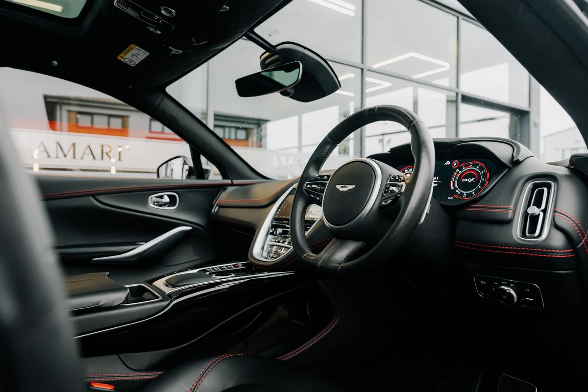 Aston Martin DBX V8