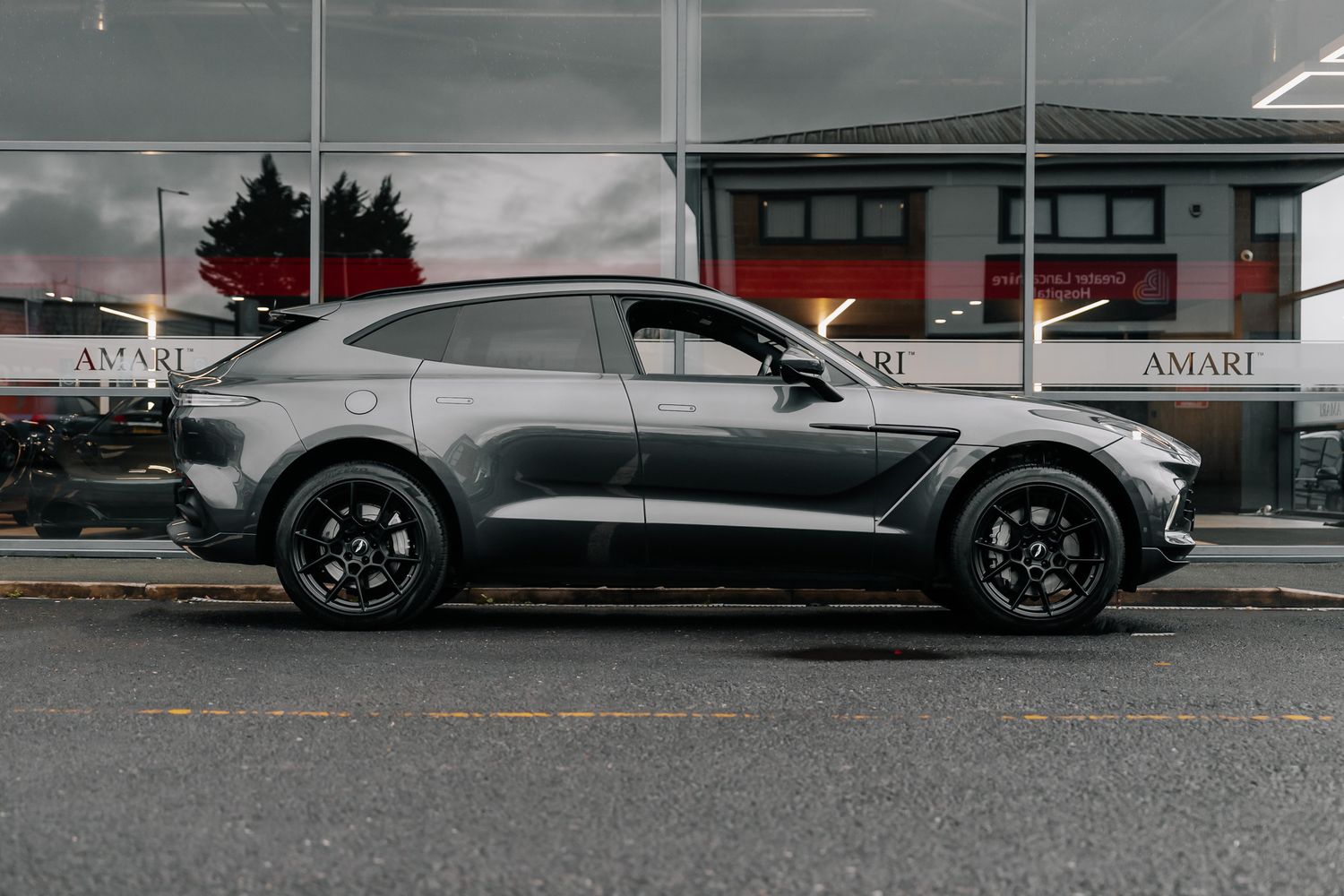 Aston Martin DBX V8