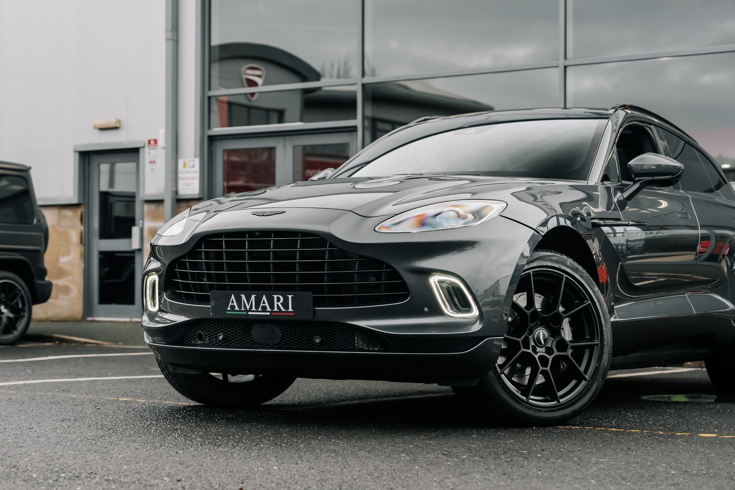 Aston Martin DBX V8