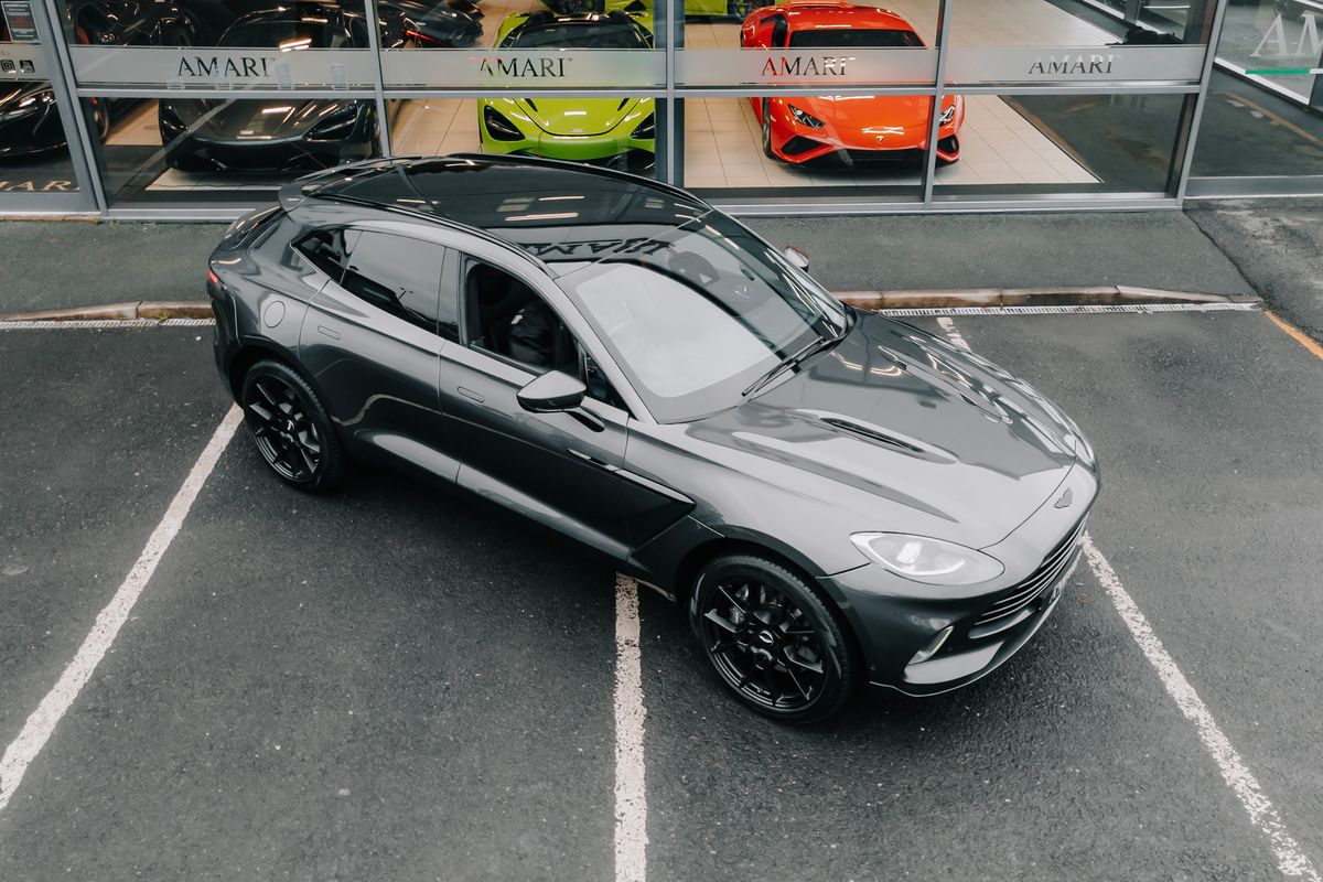Aston Martin DBX V8