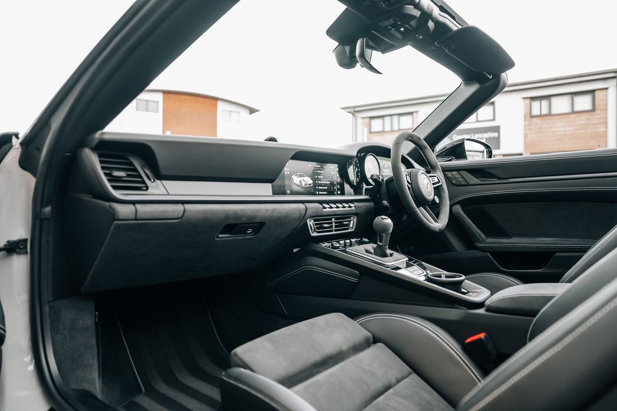 Porsche 911 992 Targa 4 GTS Manual