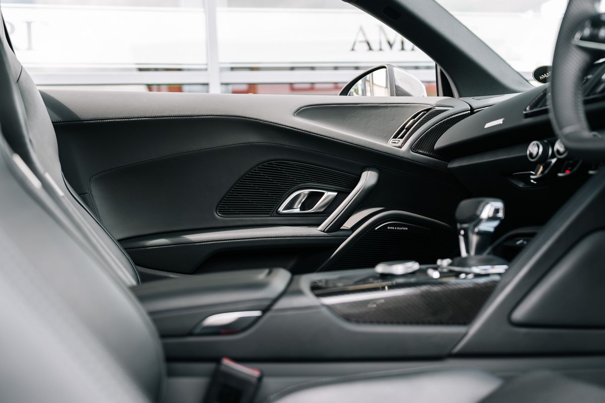 AUDI R8 Performance Carbon Black
