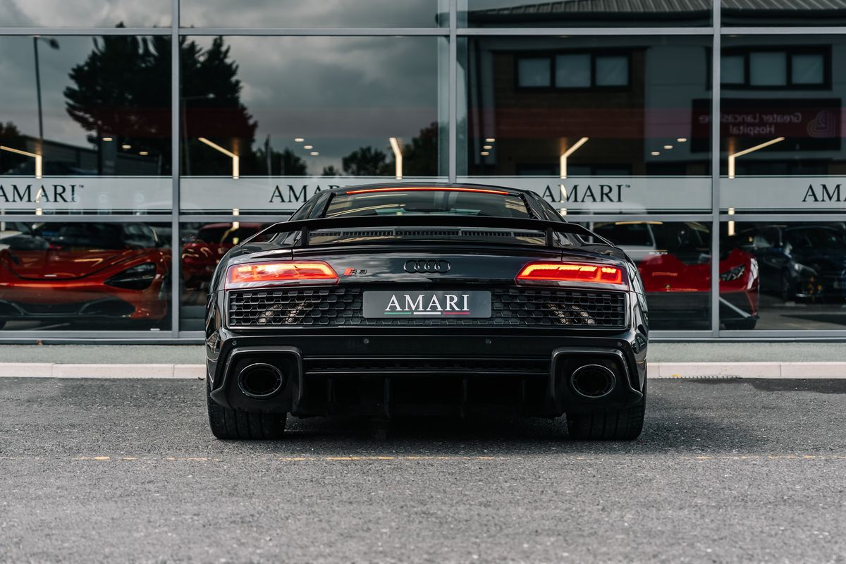 AUDI R8 Performance Carbon Black