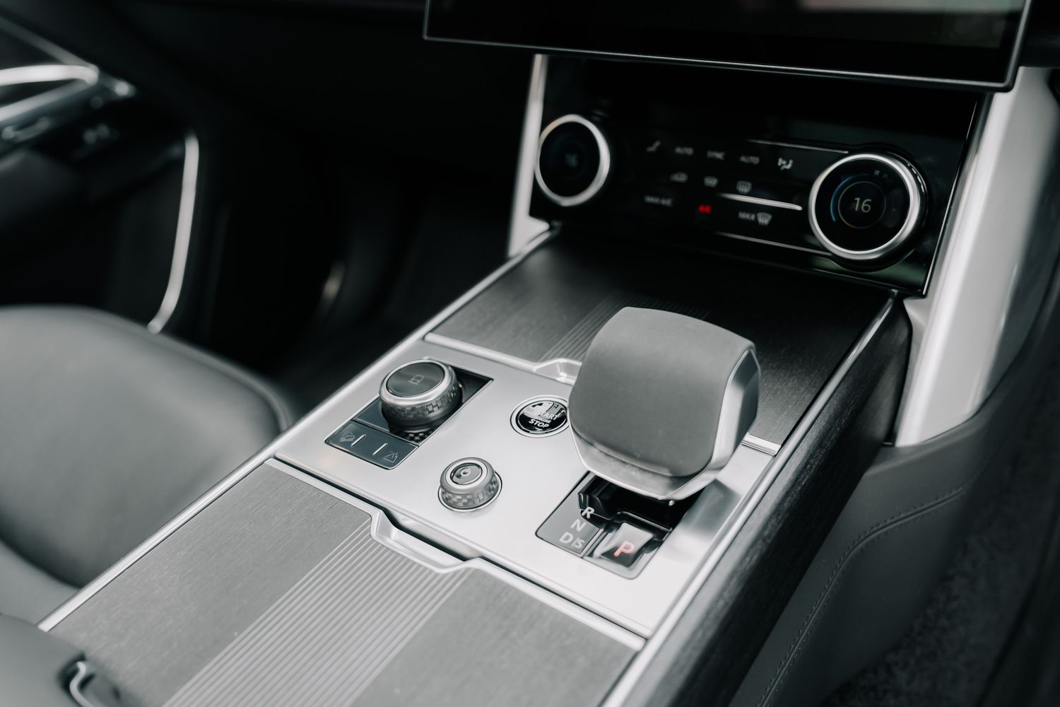 Land Rover Range Rover Autobiography First Edition D350