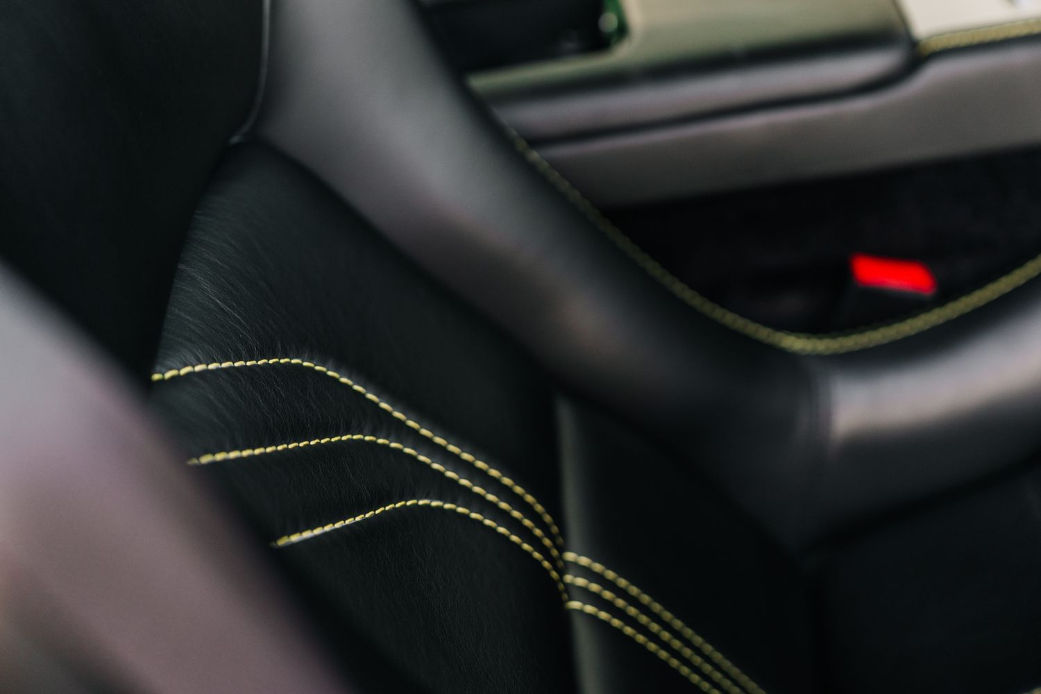 Aston Martin Vantage S V8 Auto