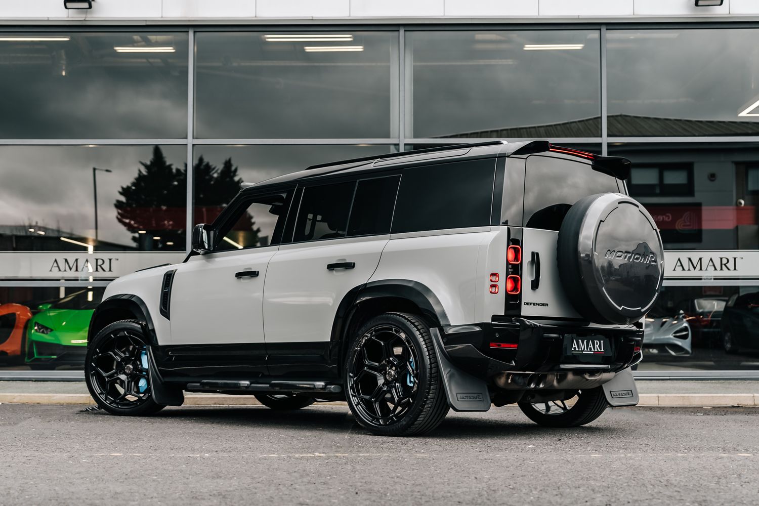 Land Rover Defender 110 D300 X-Dynamic HSE D MHEV - Motion R Design