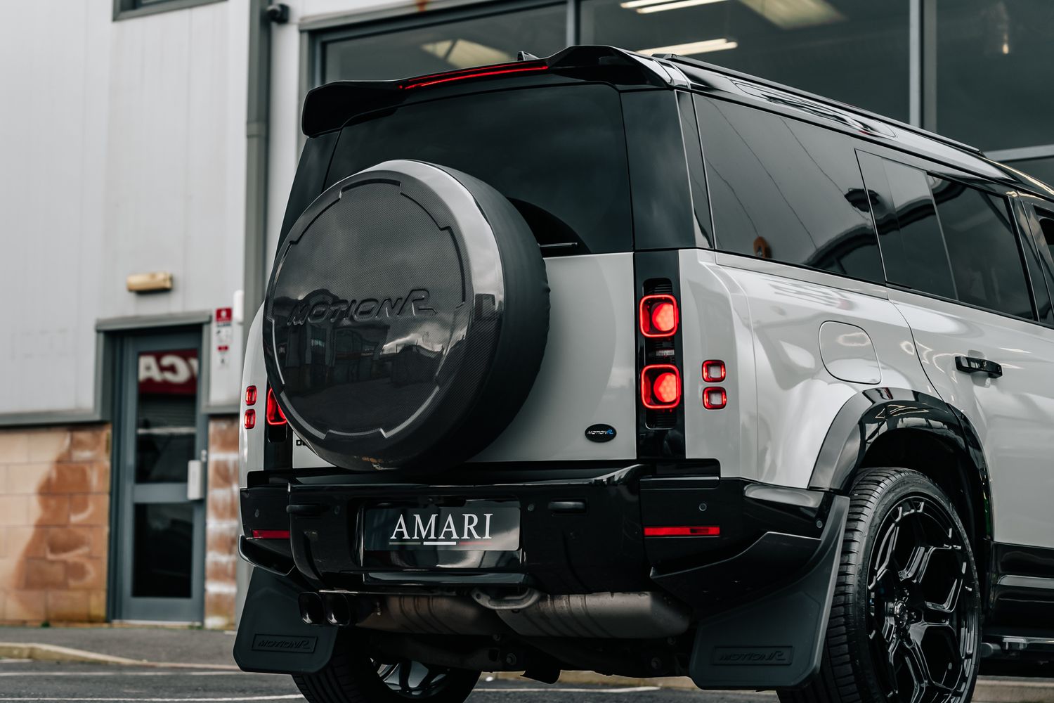 Land Rover Defender 110 D300 X-Dynamic HSE D MHEV - Motion R Design