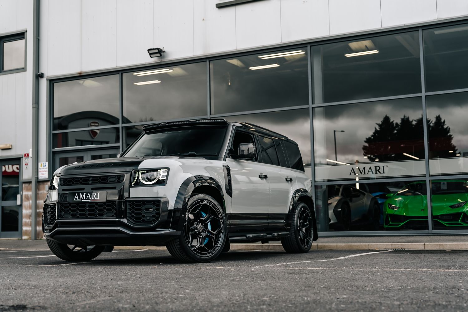 Land Rover Defender 110 D300 X-Dynamic HSE D MHEV - Motion R Design