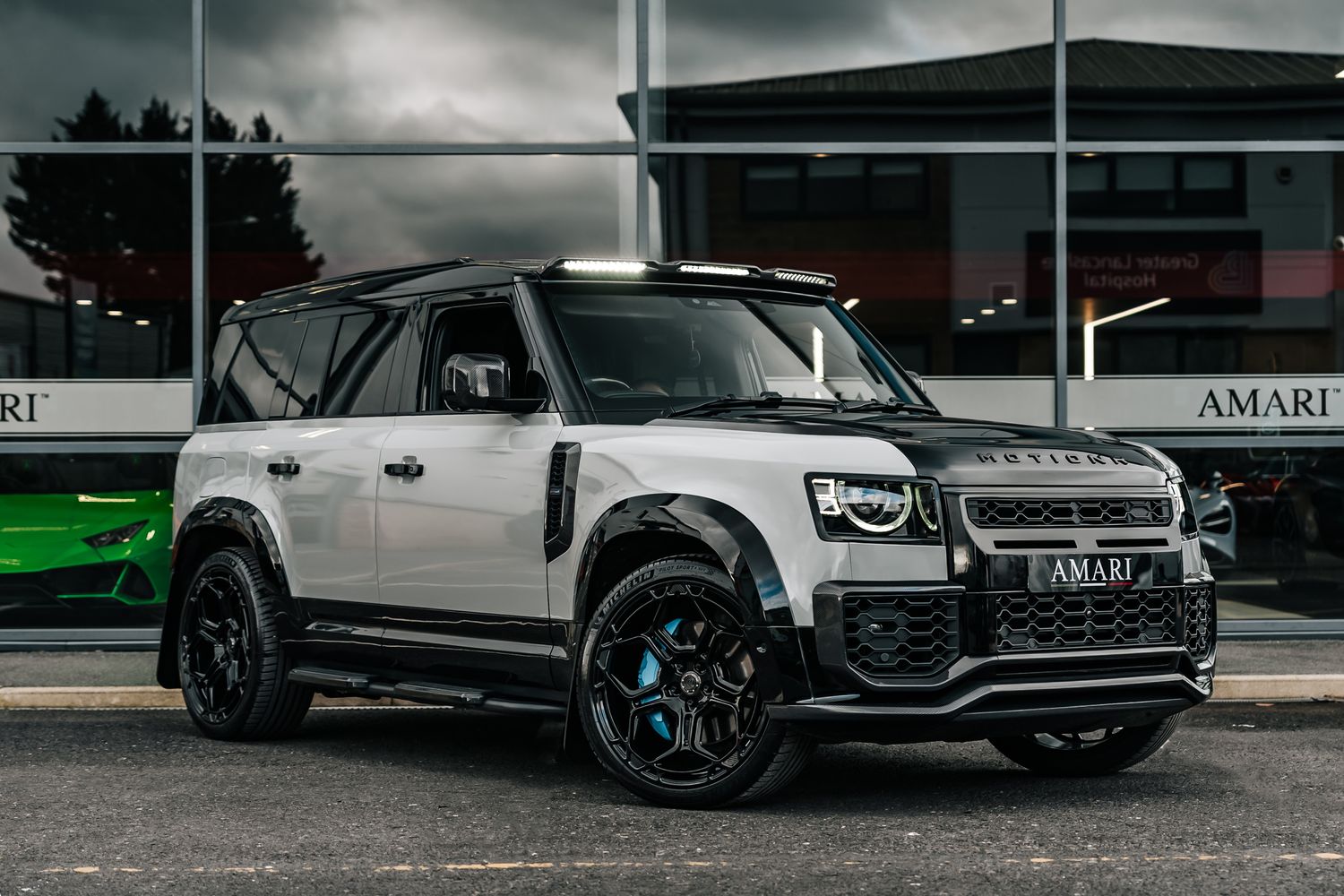 Land Rover Defender 110 D300 X-Dynamic HSE D MHEV - Motion R Design