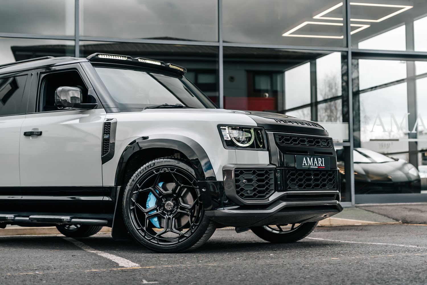 Land Rover Defender 110 D300 X-Dynamic HSE D MHEV - Motion R Design