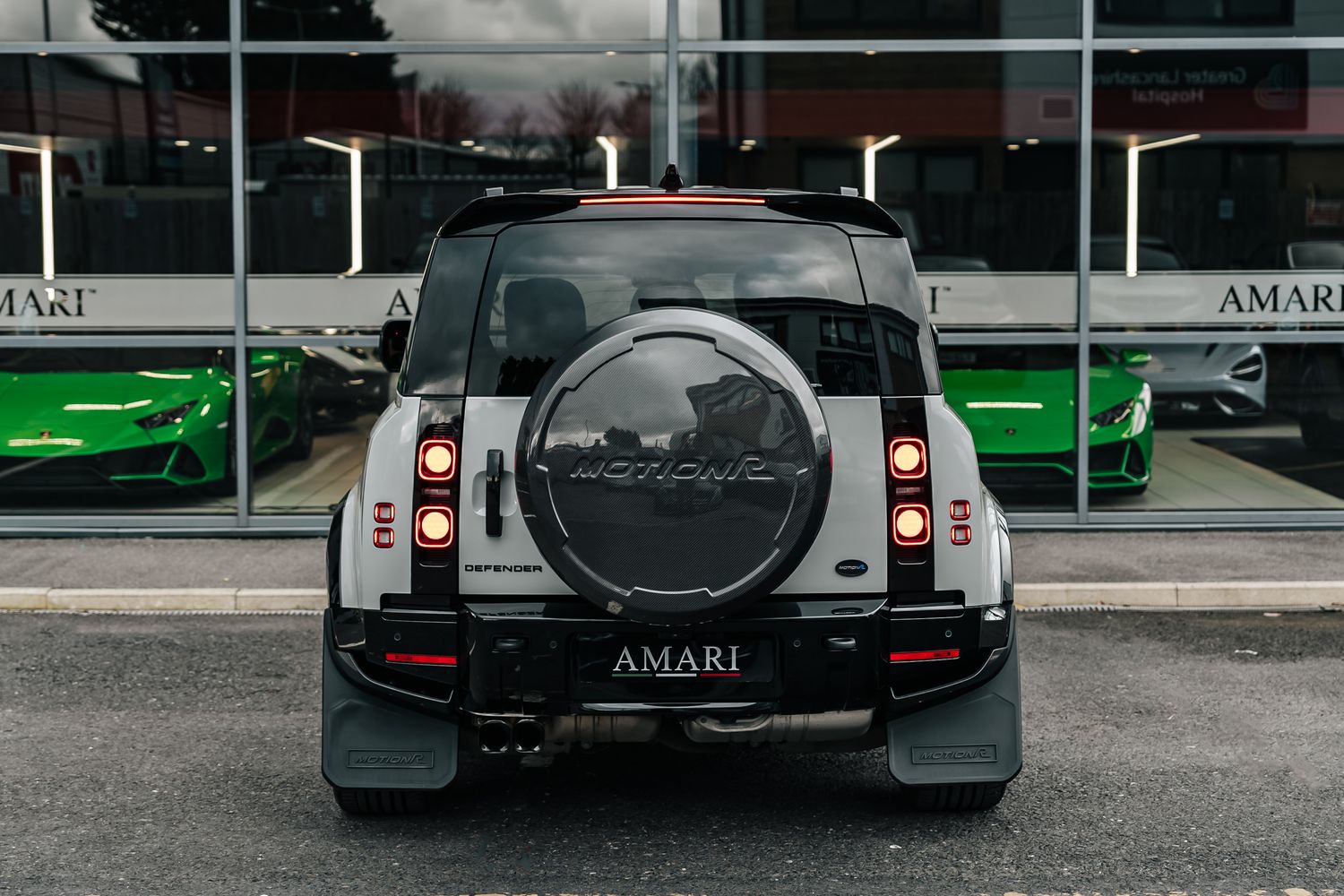 Land Rover Defender 110 D300 X-Dynamic HSE D MHEV - Motion R Design