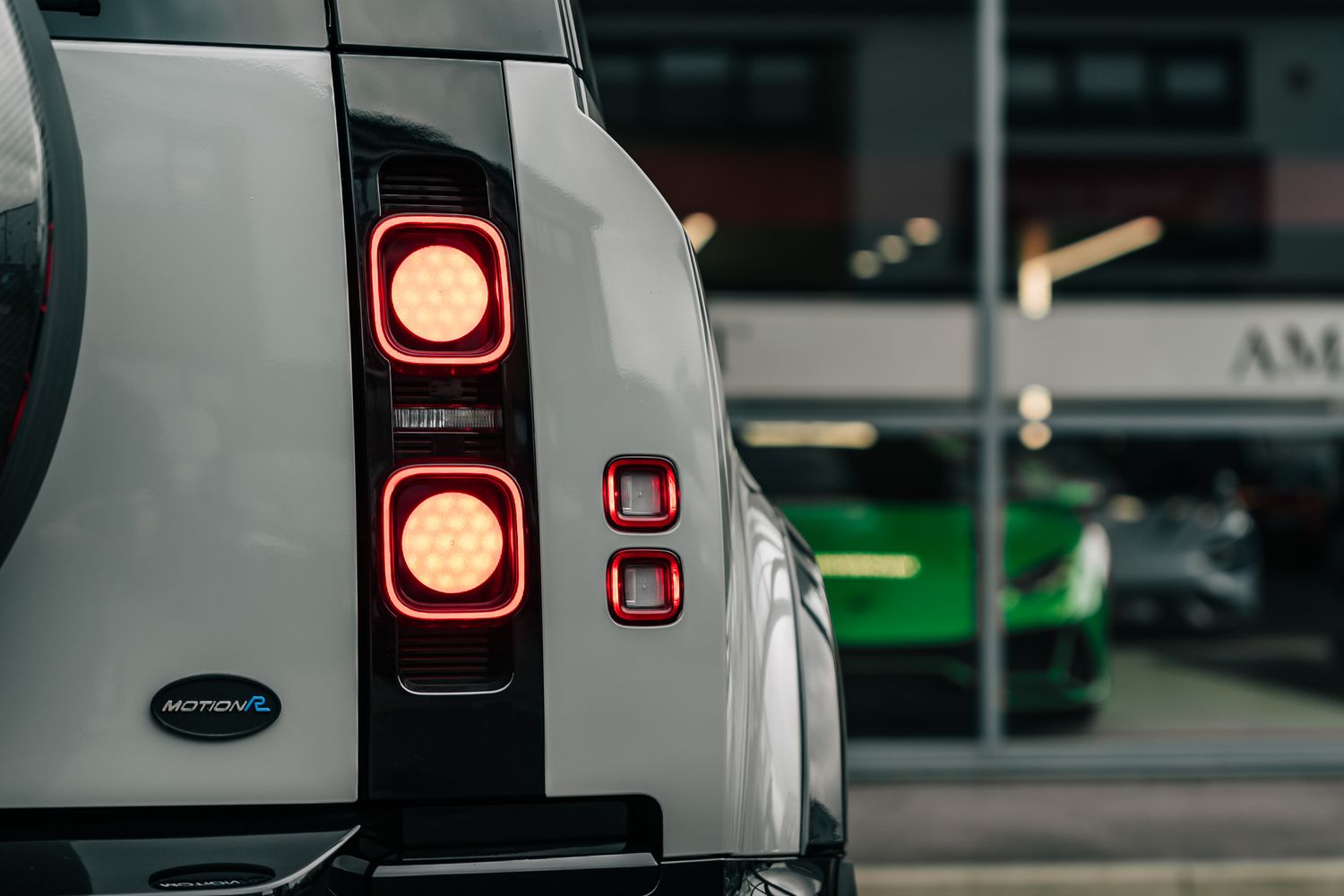 Land Rover Defender 110 D300 X-Dynamic HSE D MHEV - Motion R Design
