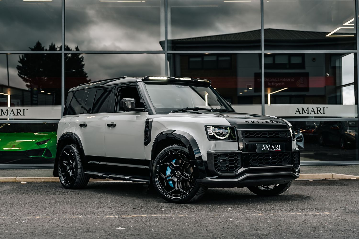 Land Rover Defender 110 D300 X-Dynamic HSE D MHEV - Motion R Design
