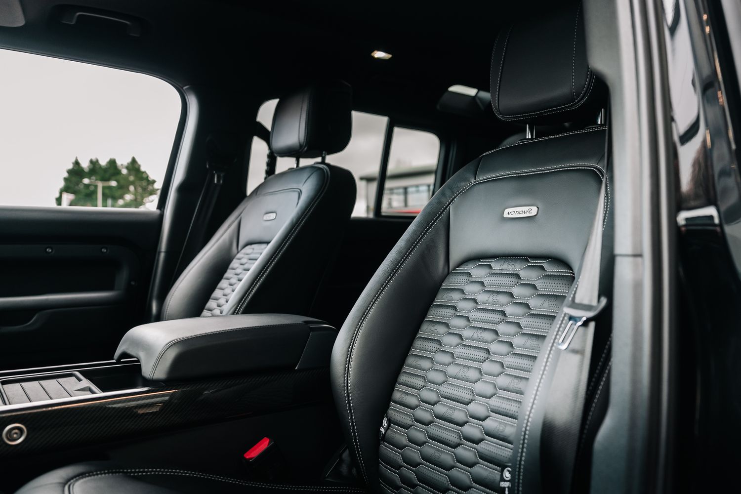 Land Rover Defender 110 D300 X-Dynamic HSE D MHEV - Motion R Design