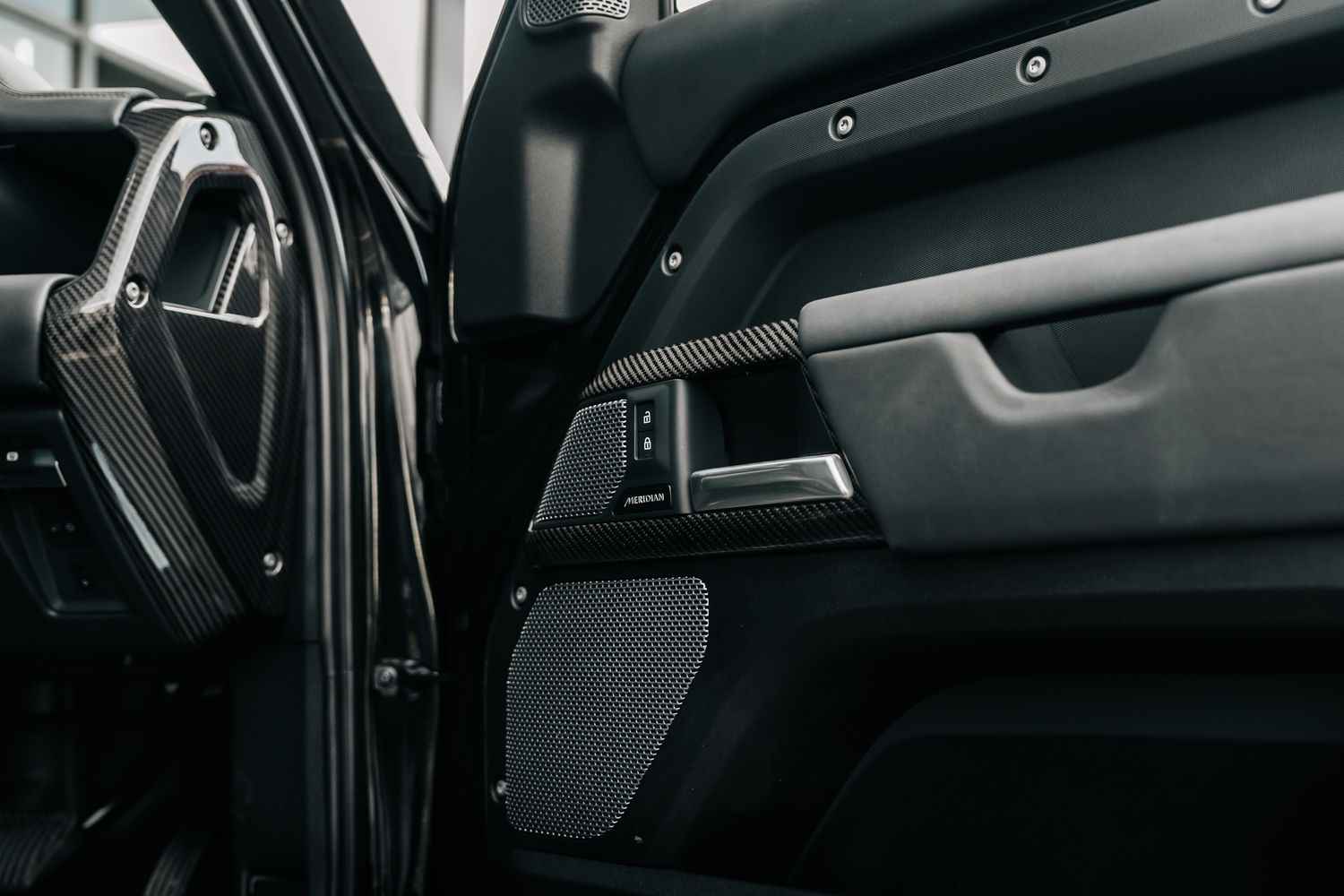 Land Rover Defender 110 D300 X-Dynamic HSE D MHEV - Motion R Design