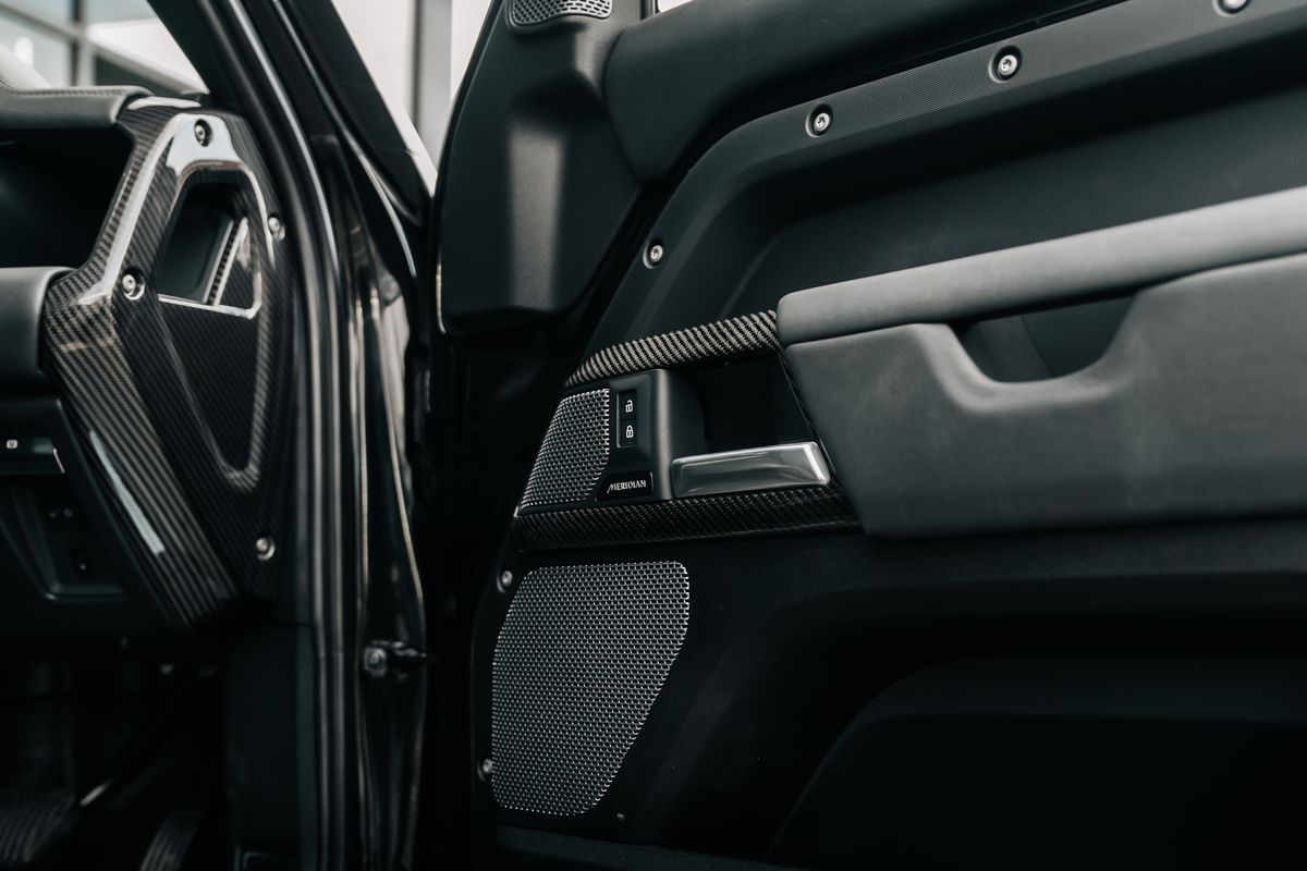 Land Rover Defender 110 D300 X-Dynamic HSE D MHEV - Motion R Design
