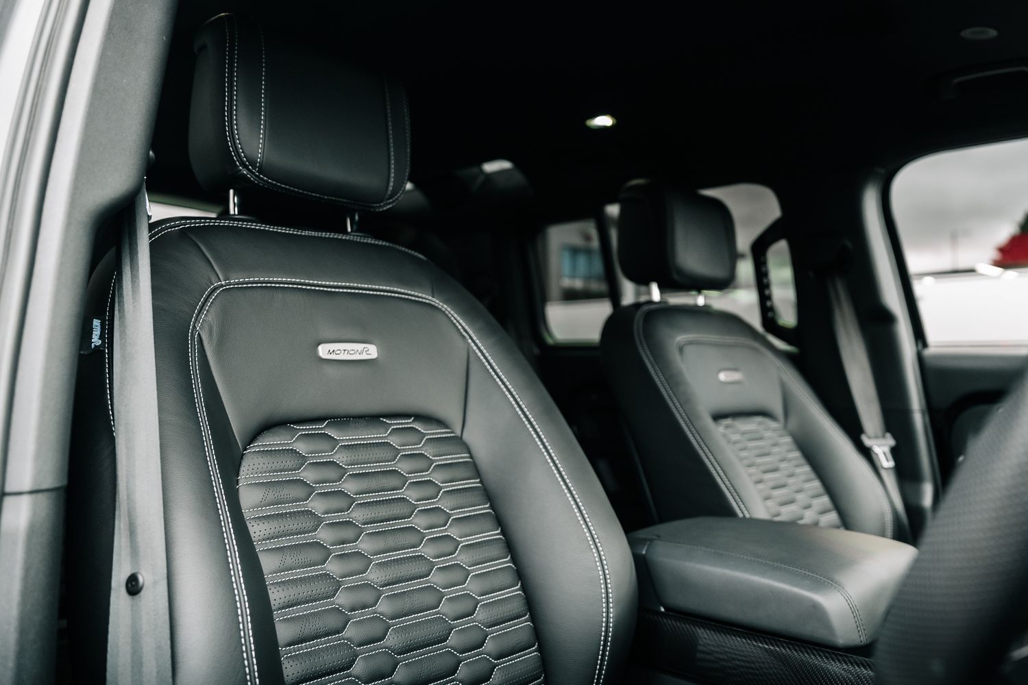 Land Rover Defender 110 D300 X-Dynamic HSE D MHEV - Motion R Design