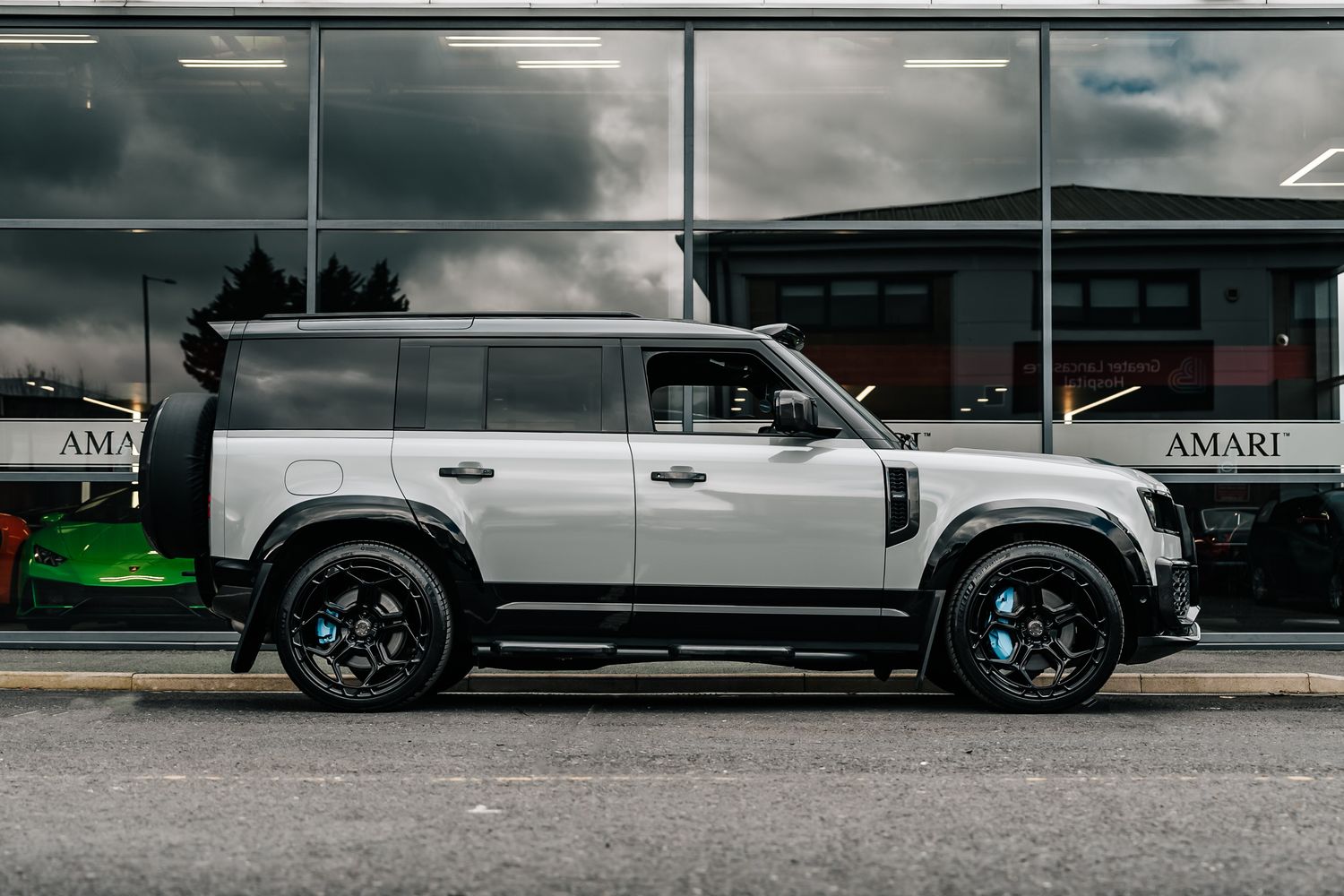 Land Rover Defender 110 D300 X-Dynamic HSE D MHEV - Motion R Design