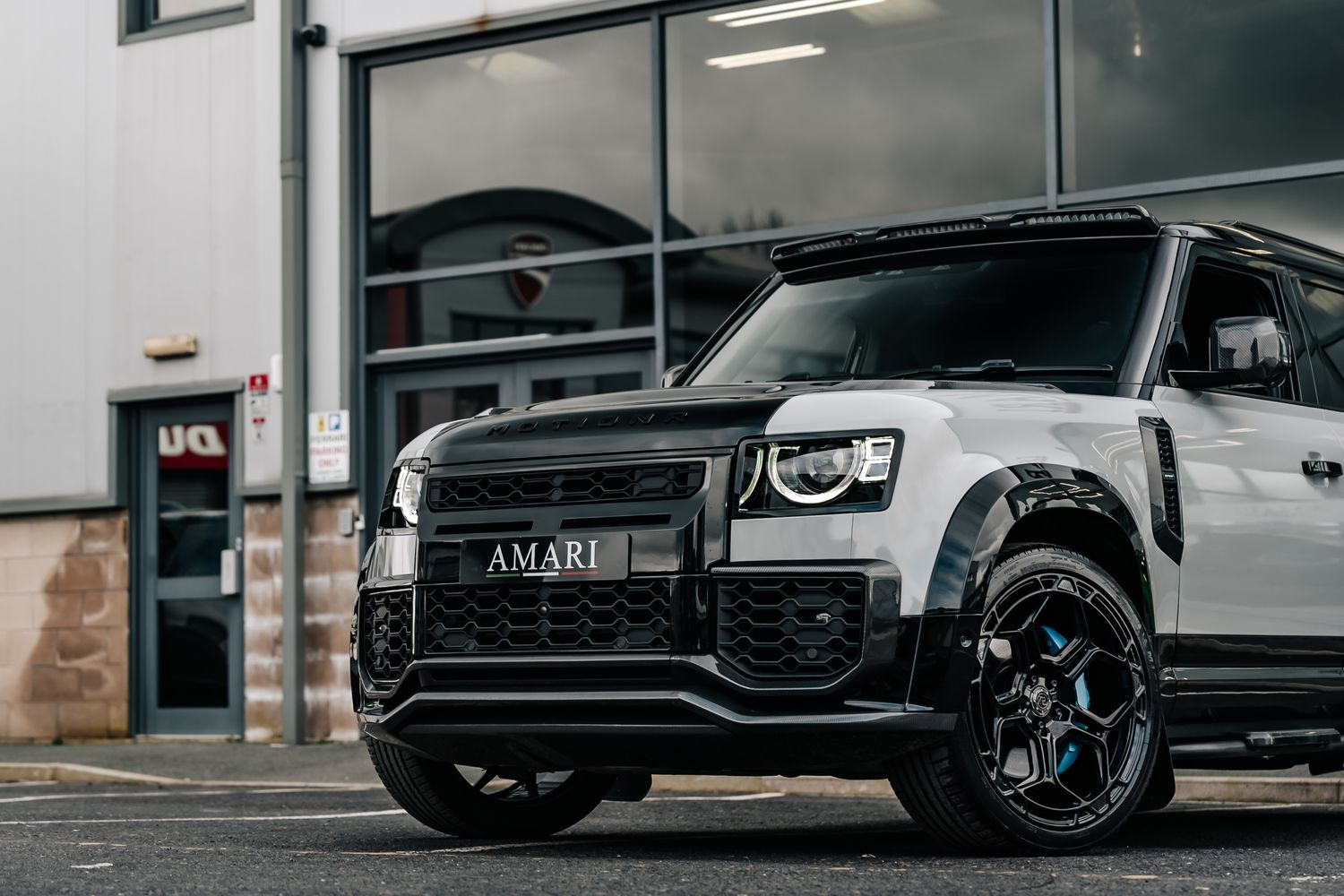 Land Rover Defender 110 D300 X-Dynamic HSE D MHEV - Motion R Design