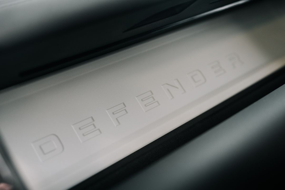 Land Rover Defender 90 D250 Hard Top SE D MHEV - Motion R Design