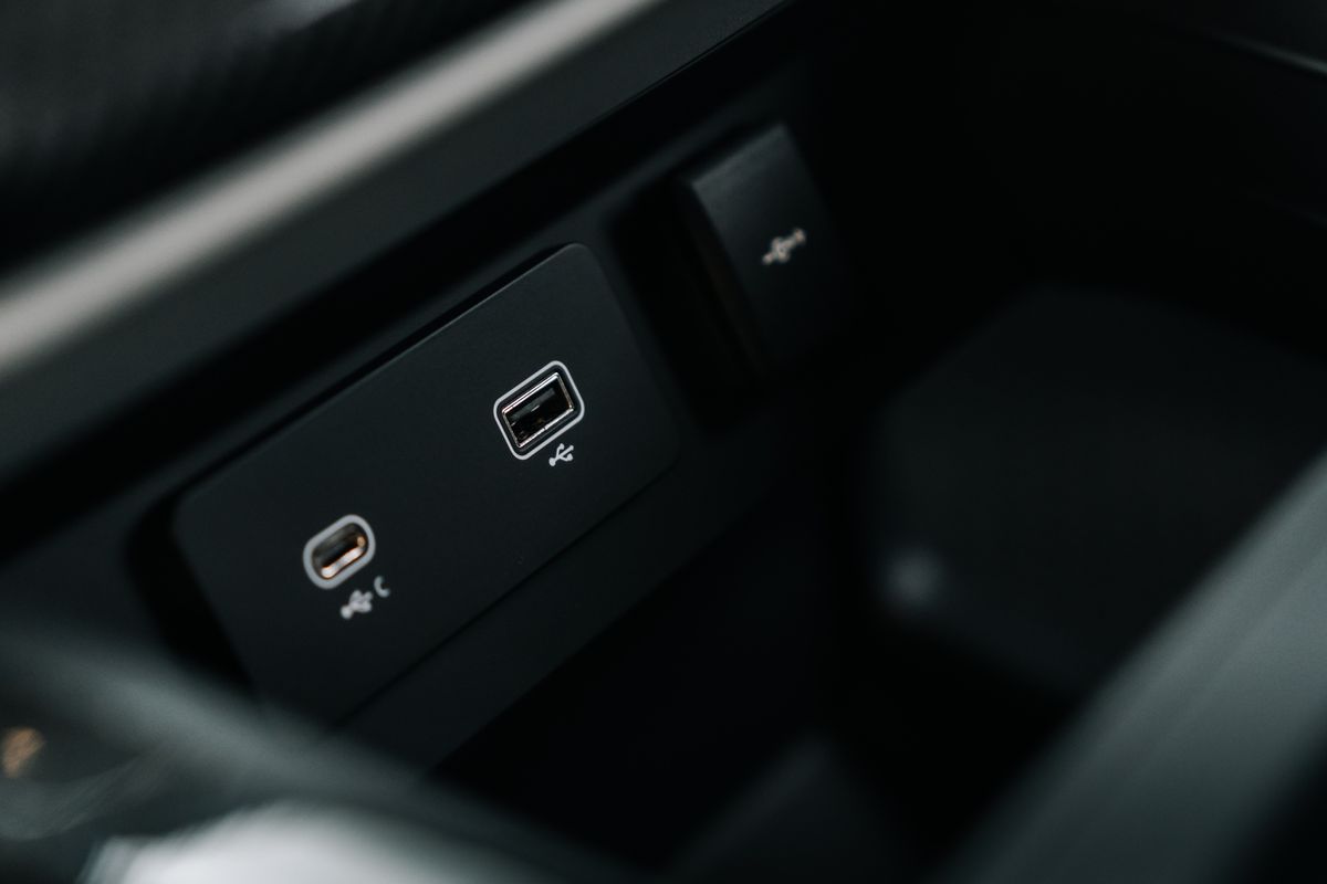Land Rover Defender 90 D250 Hard Top SE D MHEV - Motion R Design