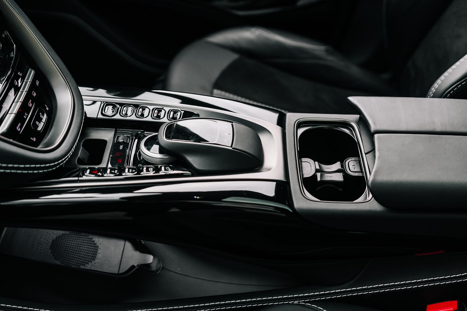 Aston Martin DBX V8 550