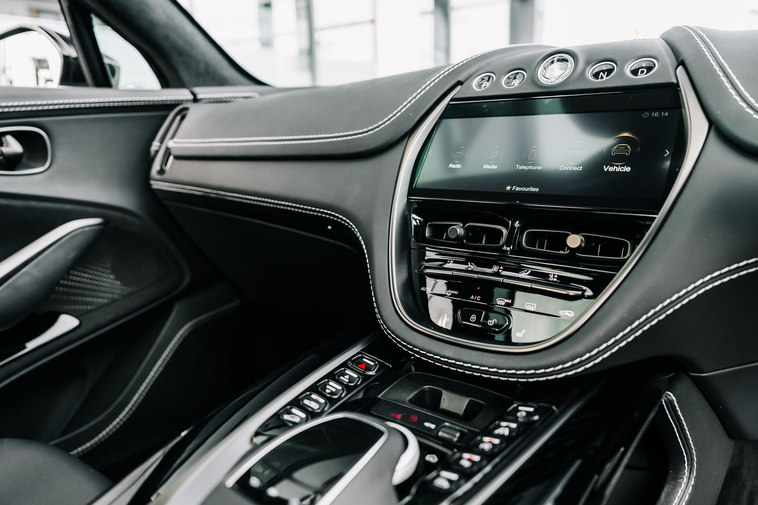 Aston Martin DBX V8 550