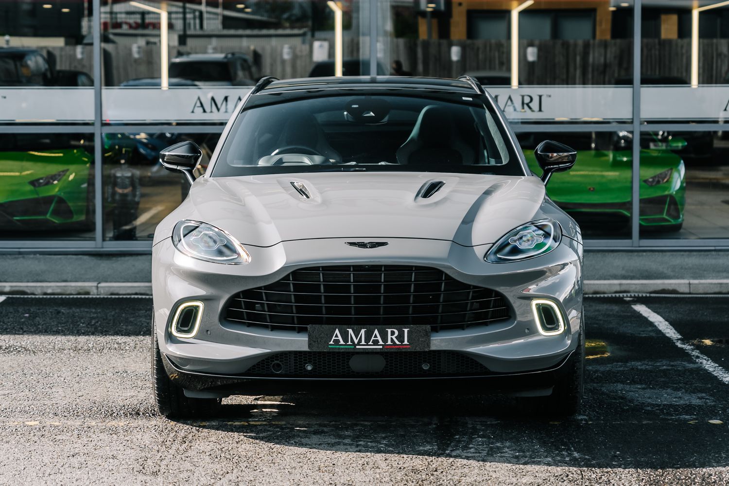 Aston Martin DBX V8 550