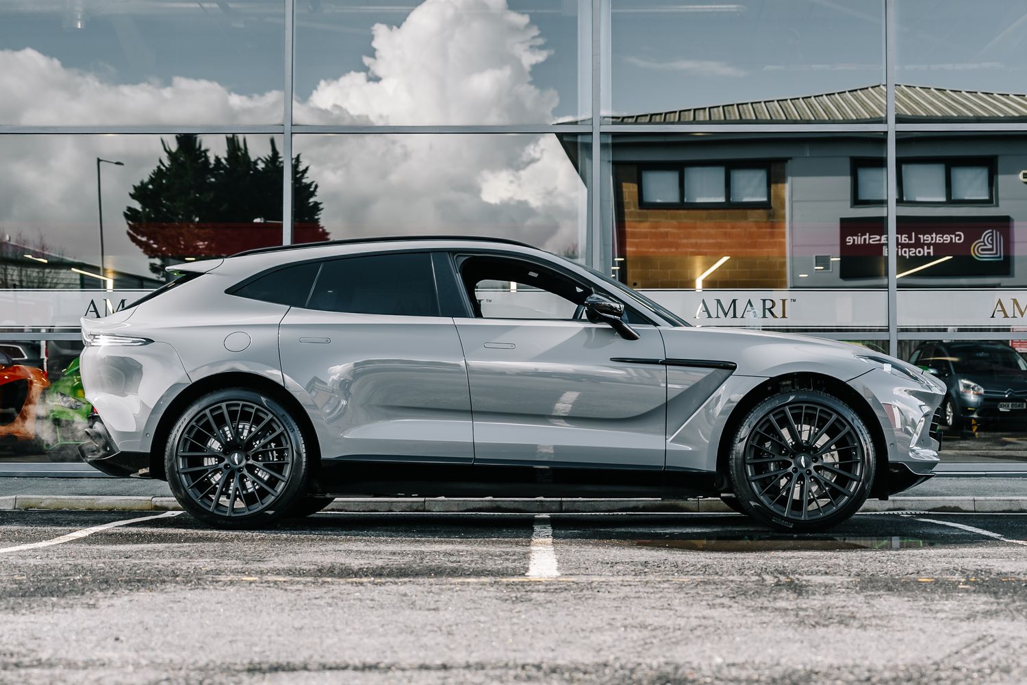Aston Martin DBX V8 550