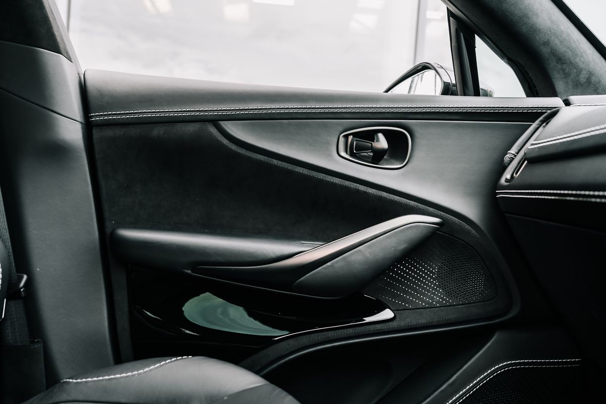 Aston Martin DBX V8 550
