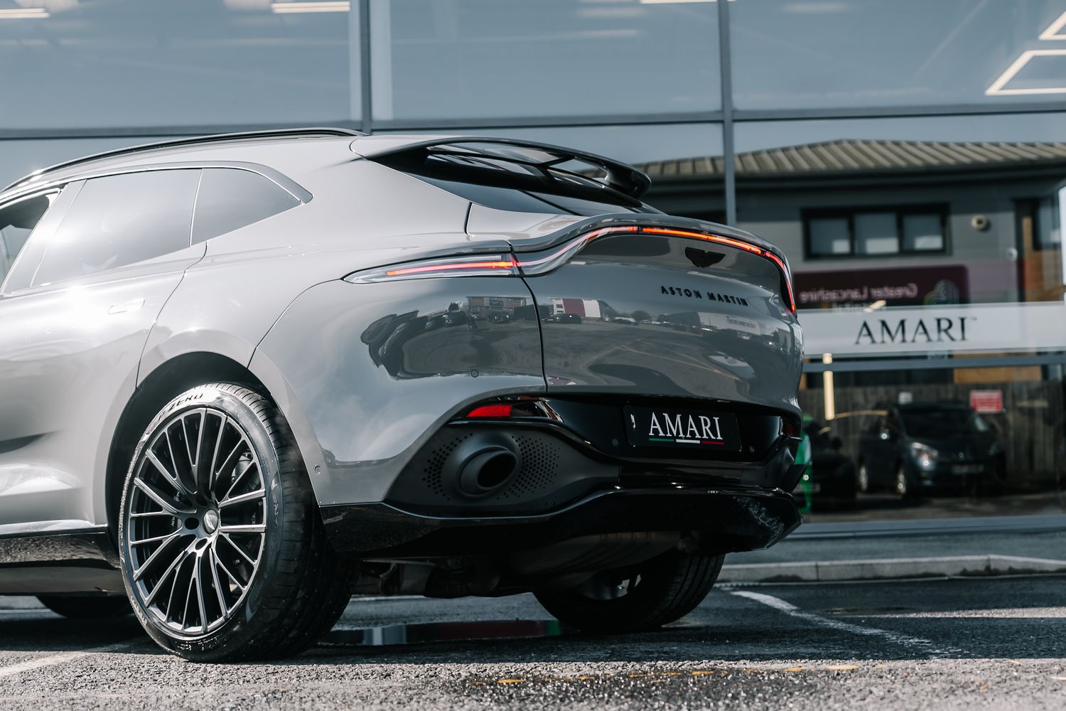 Aston Martin DBX V8 550