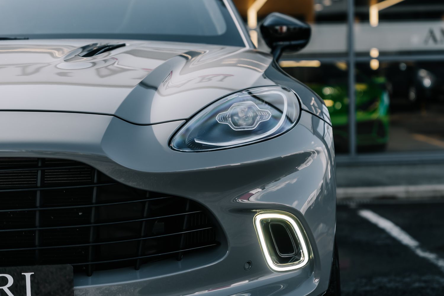 Aston Martin DBX V8 550
