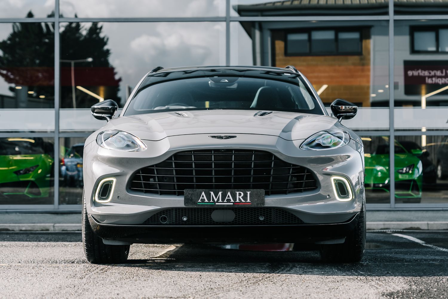 Aston Martin DBX V8 550