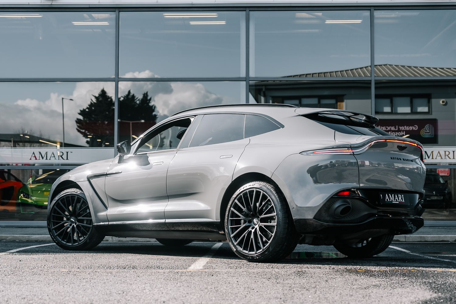 Aston Martin DBX V8 550