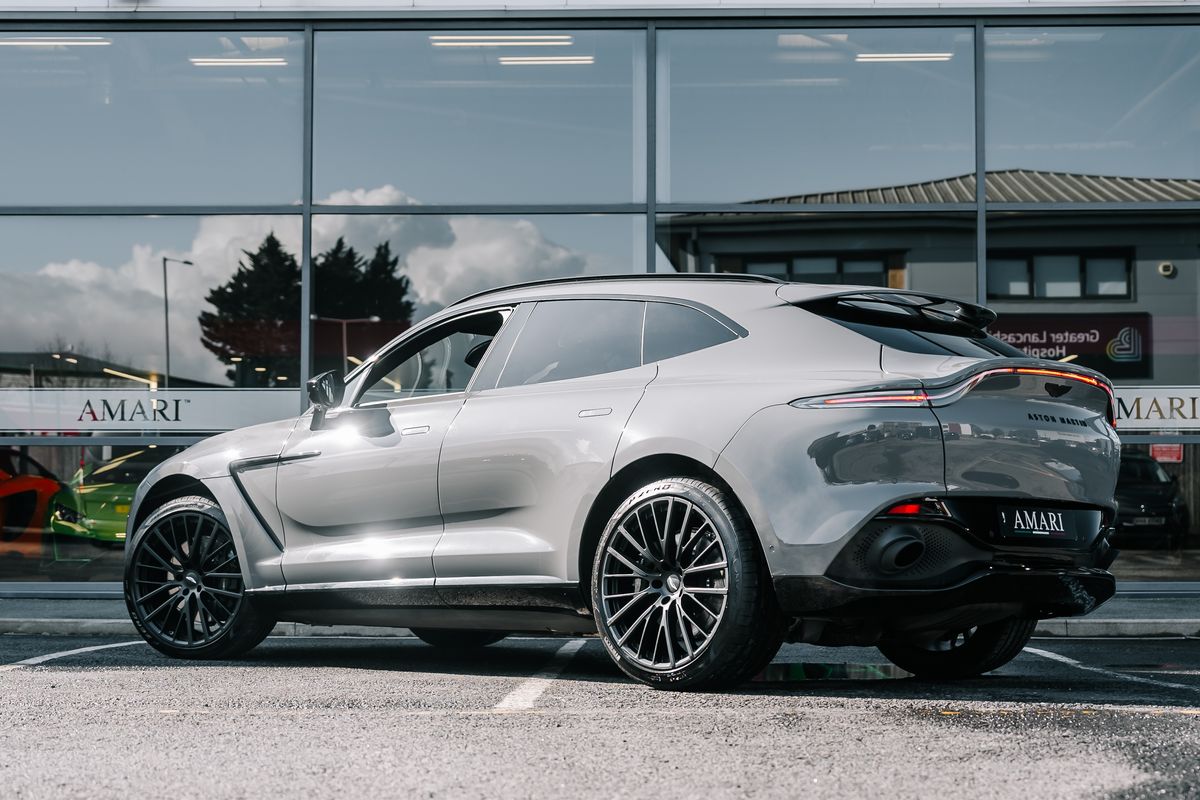 Aston Martin DBX V8 550