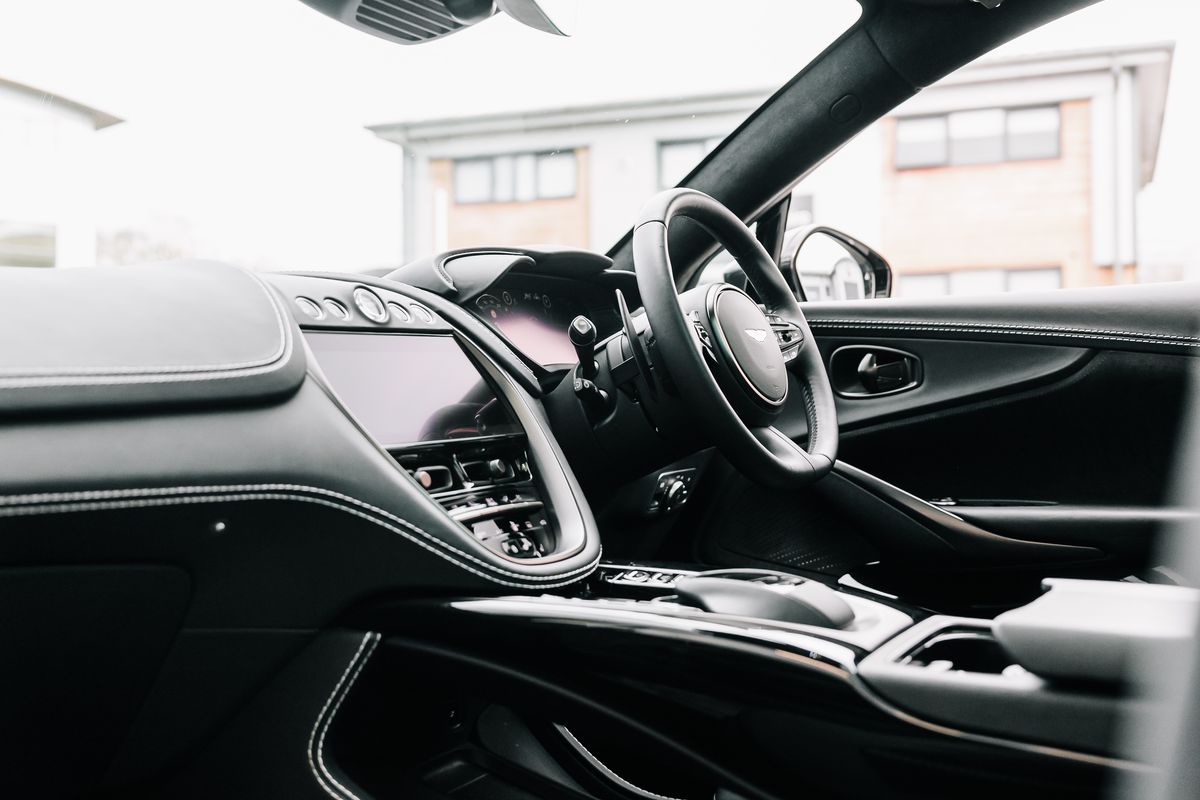 Aston Martin DBX V8 550
