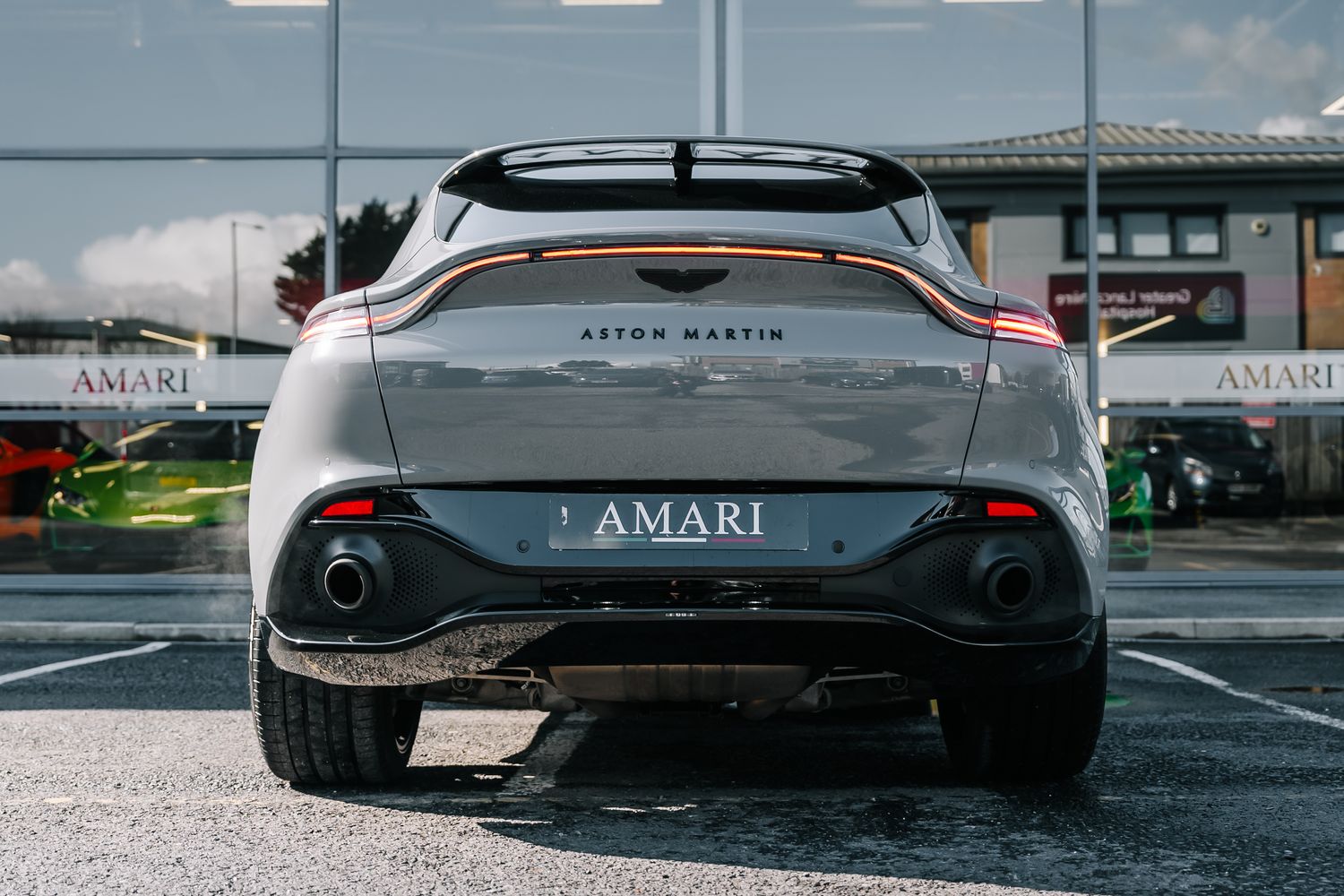 Aston Martin DBX V8 550