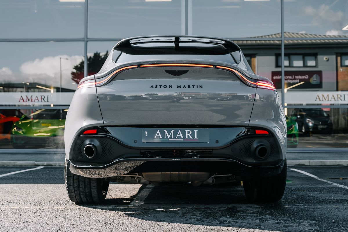 Aston Martin DBX V8 550